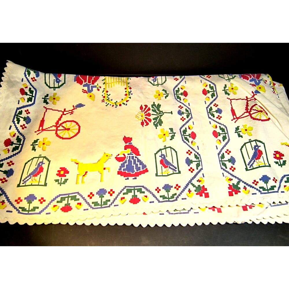 1625.  Tablecloth Cotton Patterned with Ric Rac Trim - Picture 2 of 6